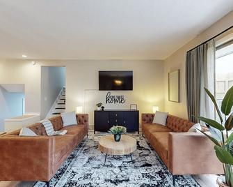 Game Day Getaway-Play Relax Make Memories - Canton - Living room