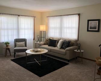 Cozy 2-Bedroom Apartment - Close To It All! - Pittsboro - Living room