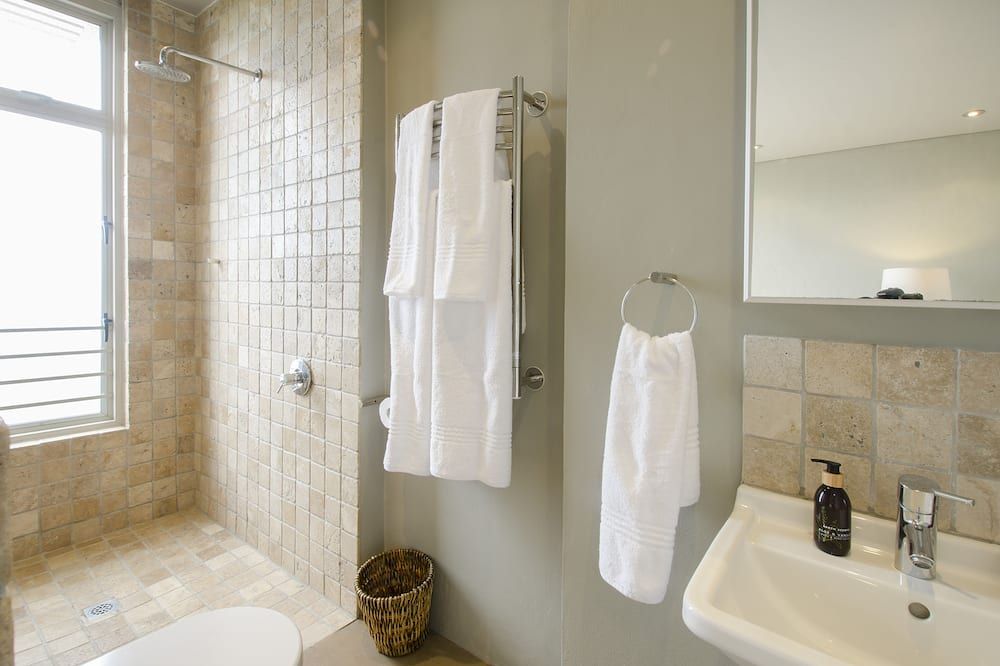 10 Elf Beach House - Glentana - Bathroom