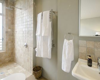 10 Elf Beach House - Glentana - Baño