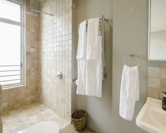 10 Elf Beach House - Glentana - Bathroom
