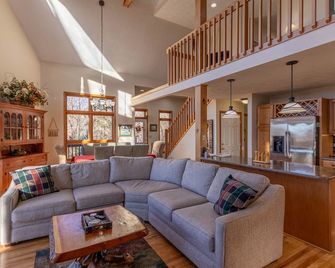 Great Escape at Yonahlossee - Boone - Living room