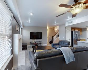 Luxe Lakewood Villa - פיניקס - סלון
