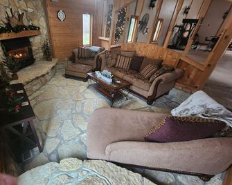 Cozy lodge with indoor pool, hot tub, loft and more! Great for a close getaway! - Troy - Huiskamer