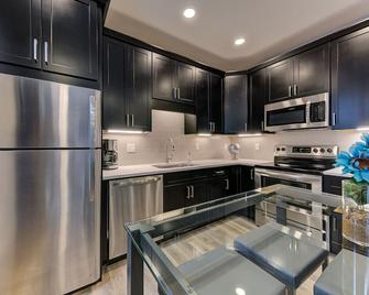 Elegance in Downtown Traverse City - Traverse City - Kitchen