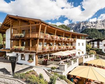 Boutique Hotel Nives - Luxury & Design in the Dolomites - Selva di Val Gardena - Bygning