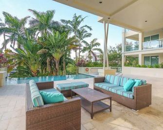 Hemingway Condo - Sunset View & steps to the beach - Deerfield Beach - Patio
