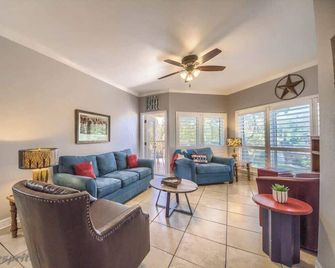 Ic 112 Cowboy Corral - New Braunfels - Living room