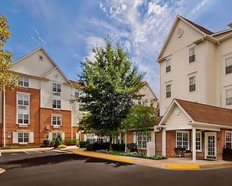 Convenient Stay! Fully-furnished, Pet-friendly, Near Washington Monument! - Falls Church - Budova