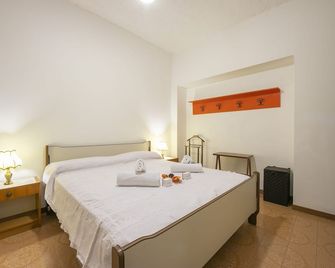 Sergio Il Gufo - Orange in Historic Cente - Toscolano-Maderno - Schlafzimmer
