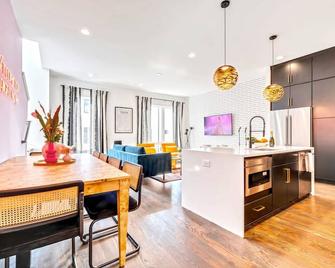 New Nash Eras - Rooftop Decks With Hot Tub - 15 Beds - Nashville - Comedor