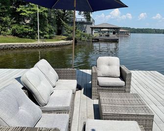 Cozy guesthouse on the lake in charming Clanton with AC and WiFi - Clanton - Binnenhof