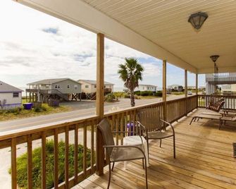 Natural Hi / 4928 E Beach Drive - Oak Island - Balcón