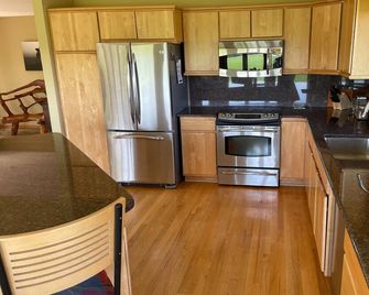 Spacious 5-bedroom 80 acres family farm retreat with AC, WiFi in rural Verona - Verona - Kitchen