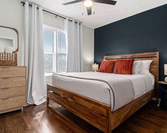 Group Stay: Kingbeds L Arcade L Firepit L Yard I 5mins Cws, Chi Arena, Creighton - Omaha - Bedroom