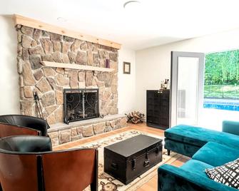 Luxe Retreat with Fireplace, WiFi, Parking in Ski Country - Sussex - Sala de estar