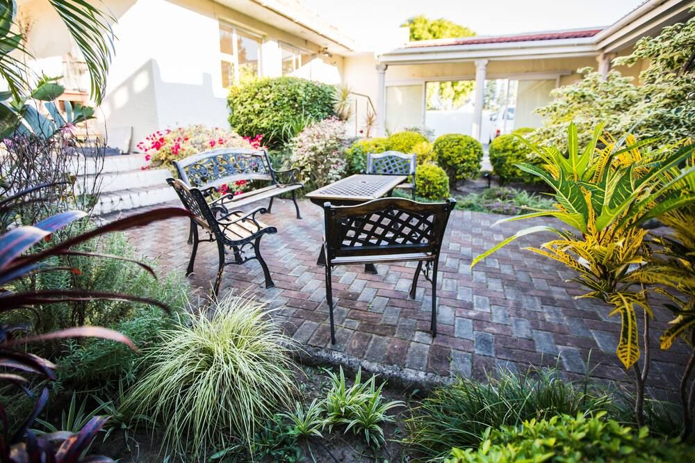 Santorini Guesthouse - איסט לונדון - פטיו