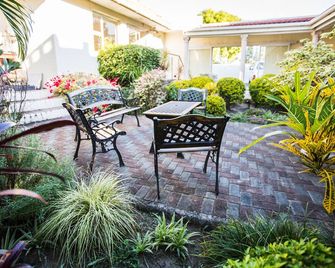 Santorini Guesthouse - איסט לונדון - פטיו