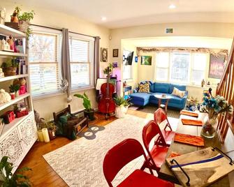 3 Br Apt Private, Cozy 1 King Bed, 2 Queen Bed, Petpal - Hauppauge - Living room