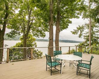 Huge deck, spectacular views and the beach. Waterfront hideaway. - Vashon - Balcón
