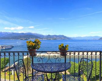 هوتل ريزيدنس لا لونا نيل بورتو - ستريسا - شرفة