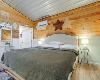 Waynesville Studio with Fire Pit and Mountain Views! - Waynesville - Bedroom