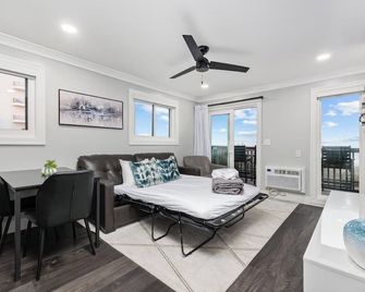 Modern Escape - Luxury Oceanfront Views with Pool, Parking and Amenities - Myrtle Beach - Living room