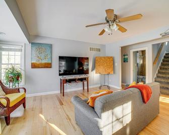 Steps to Lake Michigan Beach Gary Vacation Rental - Gary - Living room