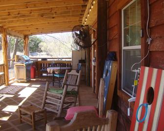 Stay & Relax️swimming, shady spot, kid activities - Uvalde - Terasa