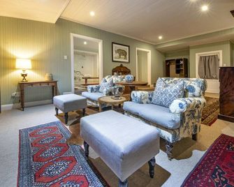 Camp Figtree by The Oyster Collection - אדו - סלון