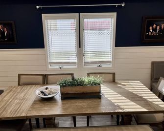 Delightful 4-bedroom home in Avon-by-the-Sea - Avon by the Sea - Dining room