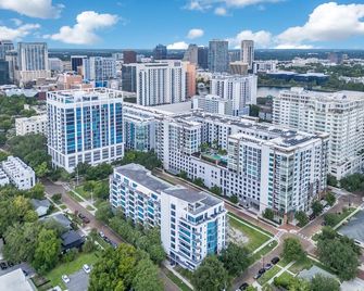 Modern 3 bedroom condo in downtown w free parking - Orlando - Vista del exterior