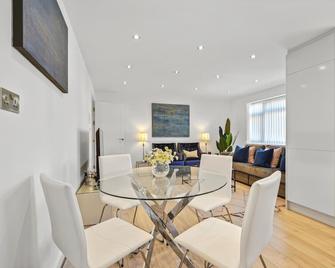 St Martins House Luxury Apartments Ruislip- Apt B - Ruislip - Dining room