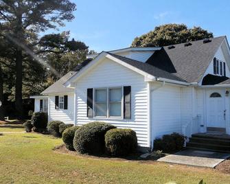 The Waterfield Place is a lovely 8 person home on 5 acres near the Outer Banks. - Powells Point - Edificio