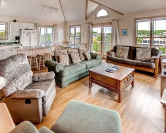 Spacious Oceanview Home in Frisco with Hot Tub, Screened Porch. Beach Nearby! - Frisco - Living room