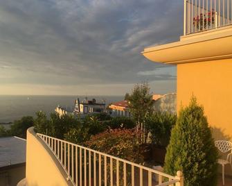 Lovely Penthouse With Large Terrace With Sea View. - Gabicce Mare - Balcon