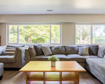 Quiet Area Near Downtown Walkable To Cafes - Maple Ridge - Living room