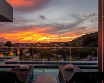 The Yama Hotel Phuket - קארון - מרפסת