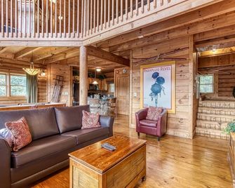 Alone At Last- Hot Tub, Cozy Cabin Retreat in the Smokies - Pigeon Forge - Sala de estar