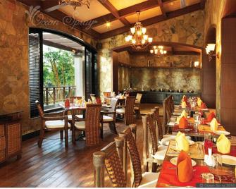 بونجور بونور أوشن سبراي - بودوتشيري - مطعم