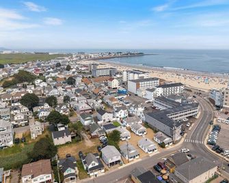 The Sand Bar - Heart of Hampton Beach - Hampton - Beach