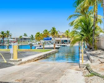 Vibrant, waterfront retreat with WiFi, balcony & dock access - Marathon - Piscina