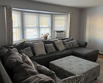 3 bed/1.5 bath house in down town Rockville Centre with free parking and laundry - Rockville Centre - Salon