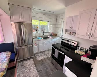 Pink Palace Farmhouse w/Hot Tub & Fire Pit - Carpinteria - Küche