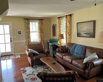 Come stay at Lyford Landing Farm.Relax while being embraced by farm fields. - Denton - Sala de estar