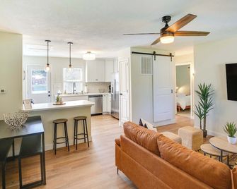 Modern Rapid City Home ~ 3 Mi to Dinosaur Park! - Rapid City - Living room