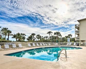Walk to Bars and Shops Resort Condo in Hilton Head! - Hilton Head Island - Pool