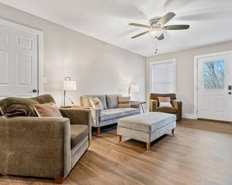Vette City! 4 Beds/4 Baths + 2 King Beds | Bg, Ky - Bowling Green - Living room