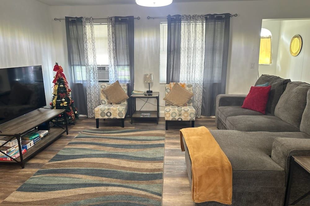 Whole House+renovated+pool+lanai+bbq+close To All - ווסט פאלם ביץ' - סלון