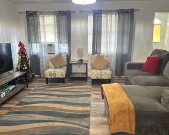 Whole House+renovated+pool+lanai+bbq+close To All - ווסט פאלם ביץ' - סלון